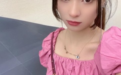 美女脱内衣露出了奶头福利图片